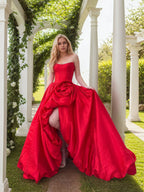 Abito da sera formale in raso senza spalline con fiori 3D e spacco alto per donna