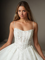 Vestido de noiva branco tomara que caia, com saia rodada, renda e tule