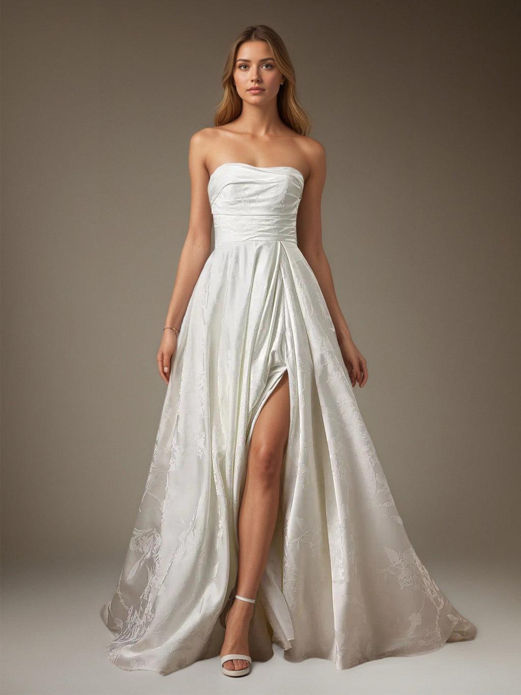 Robe de mariée blanche en jacquard floral, bustier sans bretelles, coupe trapèze