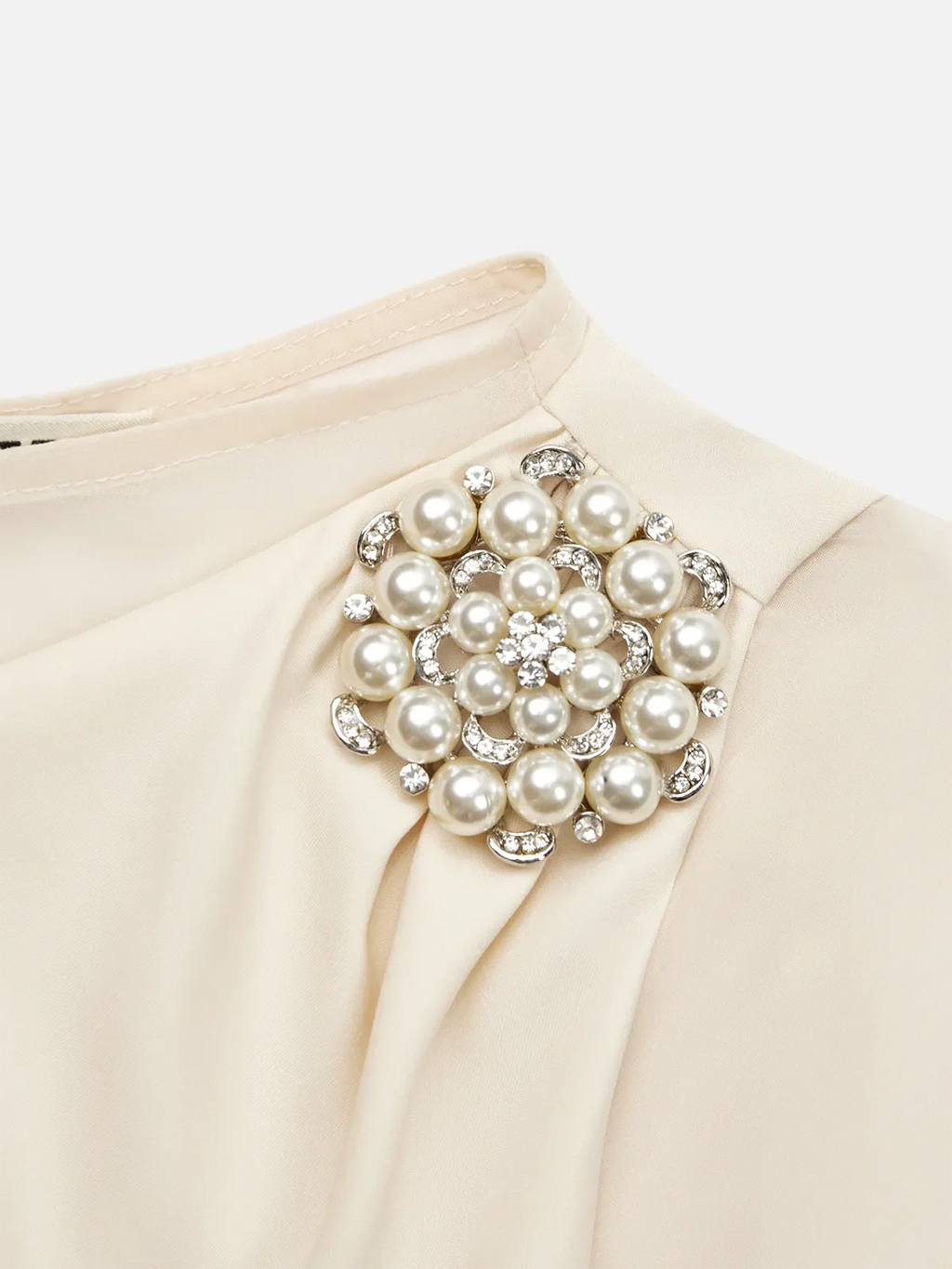 Robe midi fourreau blanche en satin avec col bateau, manches courtes et perles imitation