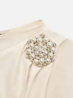 Robe midi fourreau blanche en satin avec col bateau, manches courtes et perles imitation