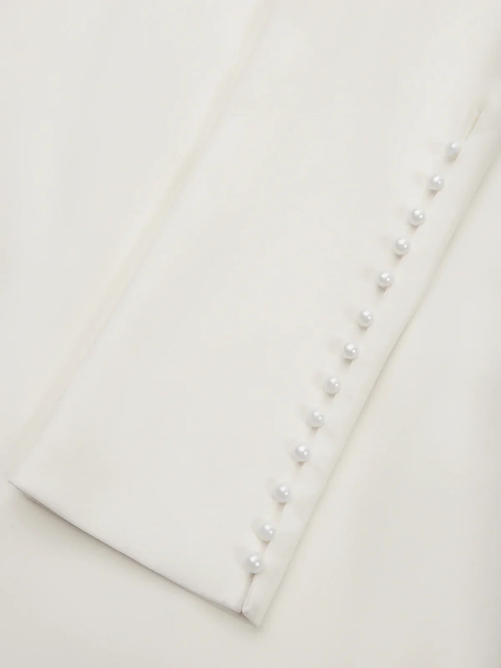 Vestido midi blanco ajustado con mangas largas y lazo