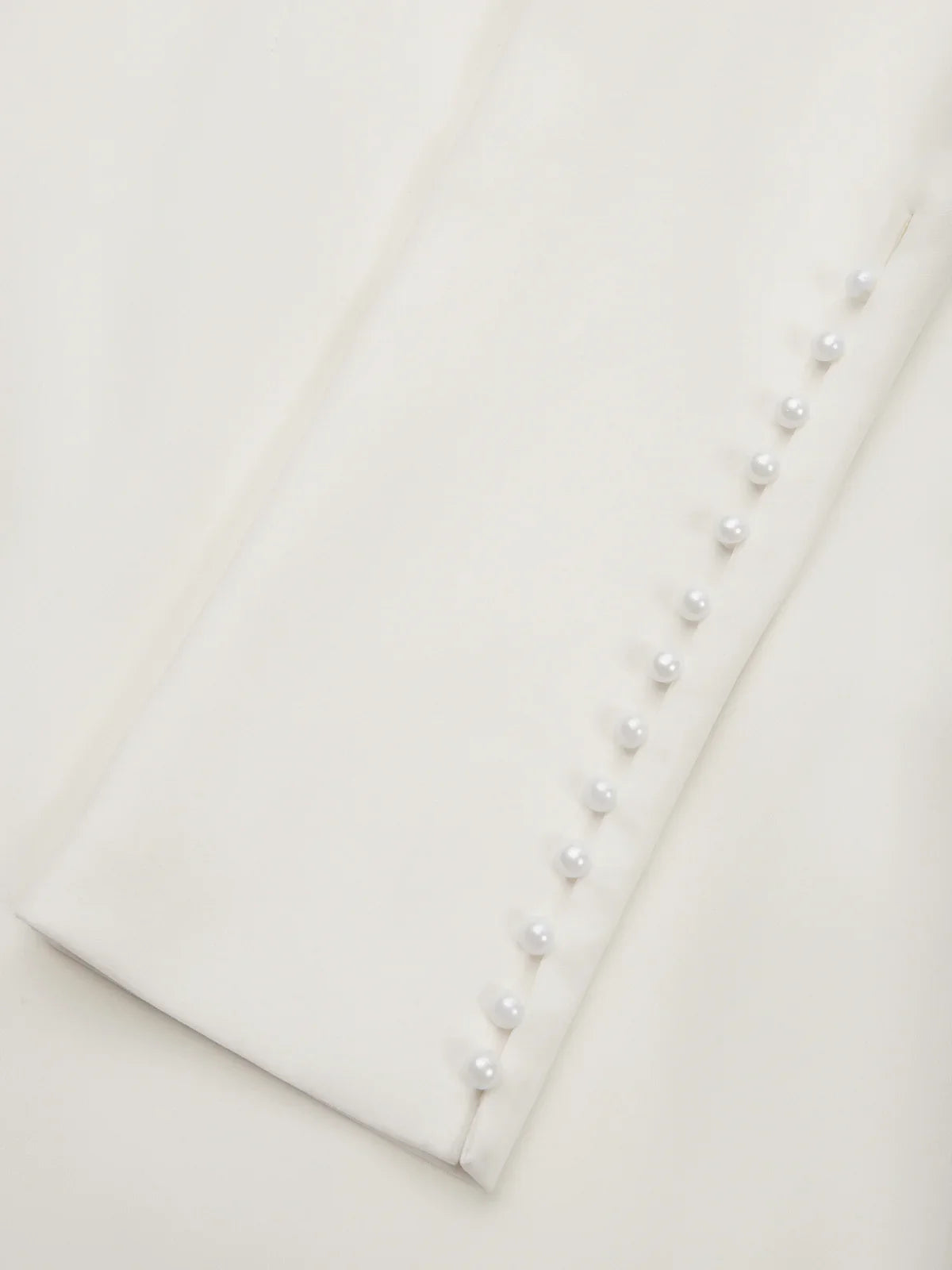 Vestido midi blanco ajustado con mangas largas y lazo