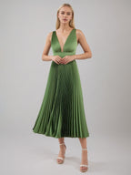 Olivgrünes A-Linien-Satin-Kleid mit V-Ausschnitt, ärmellos, tea-length