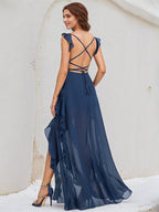 Vestido longo de madrinha azul marinho em chiffon A-line com decote em V, sem mangas e babados em cascata