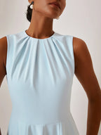 Vestido midi azul línea A sin mangas con cuello redondo y fruncidos
