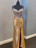 Abito da ballo con corsetto in satin trasparente e strass dorati con spacco