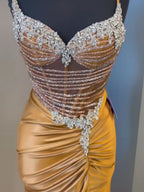 Abito da ballo con corsetto in satin trasparente e strass dorati con spacco