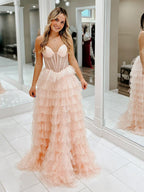 Vestido largo línea A rosa con tirantes finos y volantes de tul para baile de graduación