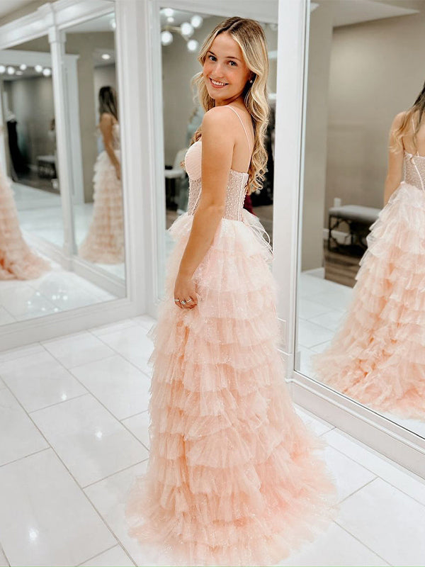 Vestido largo línea A rosa con tirantes finos y volantes de tul para baile de graduación