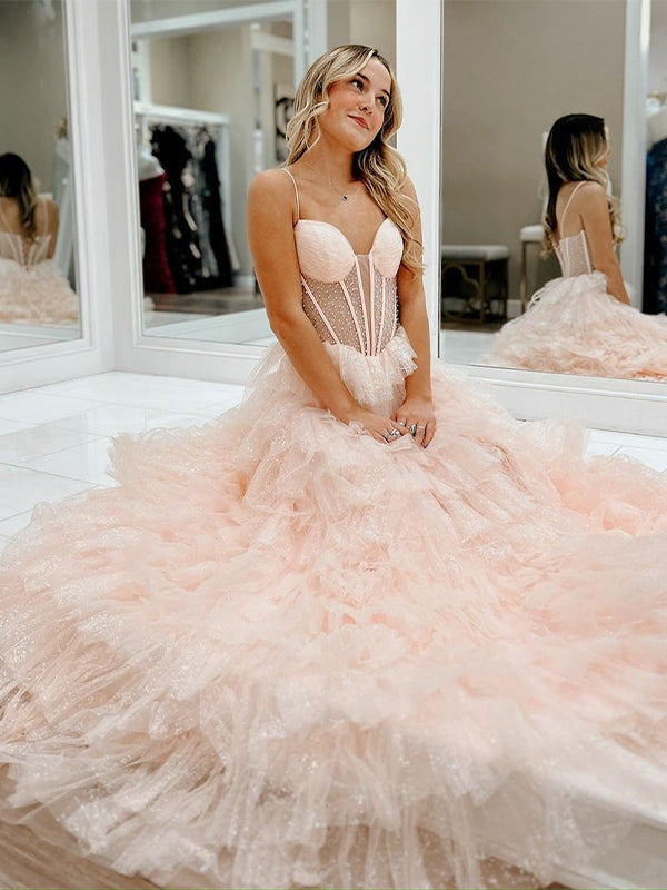 Vestido largo línea A rosa con tirantes finos y volantes de tul para baile de graduación
