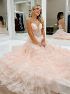 Vestido largo línea A rosa con tirantes finos y volantes de tul para baile de graduación