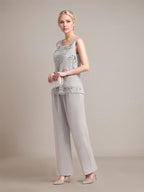 Elegante tuta argento in chiffon senza maniche con applicazioni per madre della sposa e scollo a incrocio