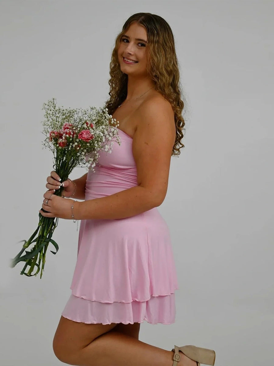 Vestido corto de graduación con volantes fruncidos y sin tirantes