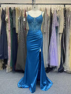 Türkisfarbenes Satin-Korsett-Abendkleid mit Spaghetti-Trägern und Schlitz