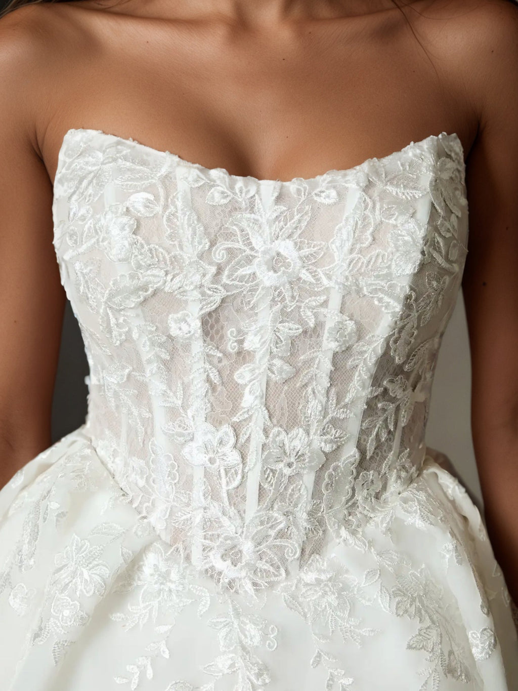 Vestido de noiva branco tomara que caia, com saia rodada, renda e tule