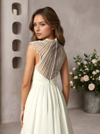 Cremefarbenes, plissiertes Chiffonkleid in A-Linie