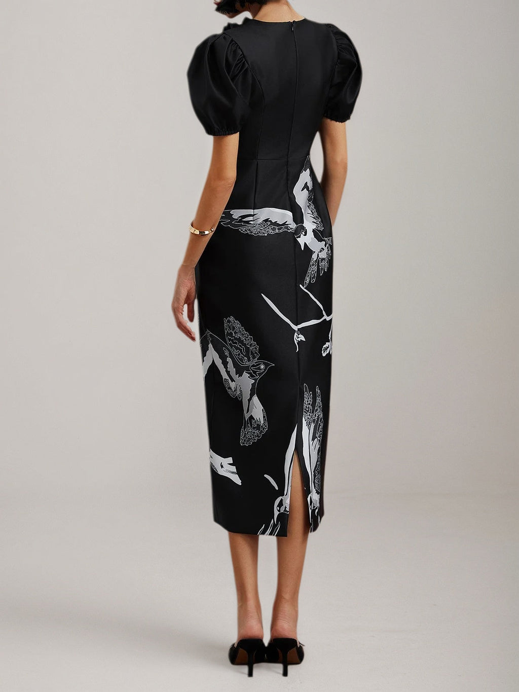Vestido midi preto com pregas, decote em V e mangas bufantes