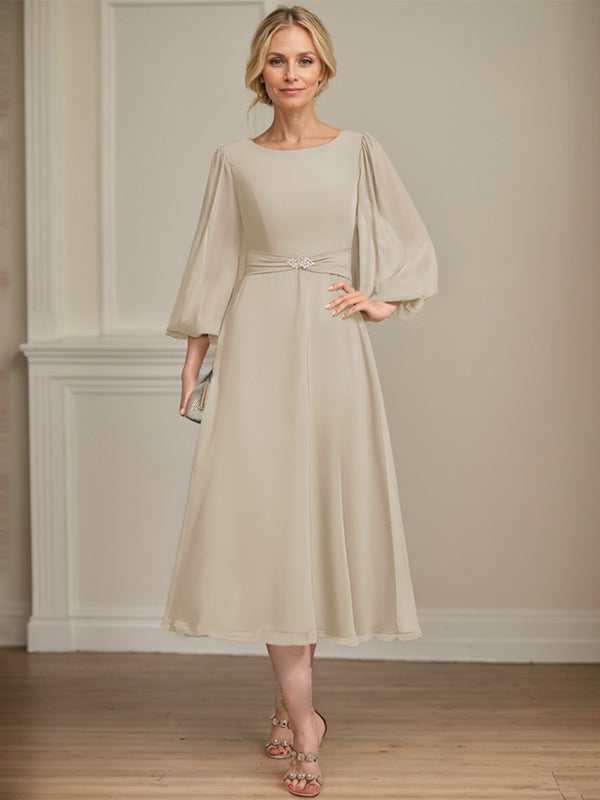 A-Linien Rundhals Tee-Länge Chiffon Kleid für die Brautmutter mit Kristallbrosche und Plissees