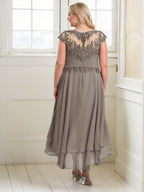 A-Linien Boot-Ausschnitt Illusions asymmetrisches Chiffon-Spitzen Mutterkleid der Braut mit Applikationsfalten