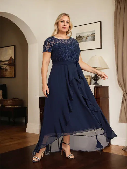 Vestido de mãe da noiva em chiffon assimétrico com decote redondo, ilusão, renda, laço, babados e lantejoulas em corte evasê