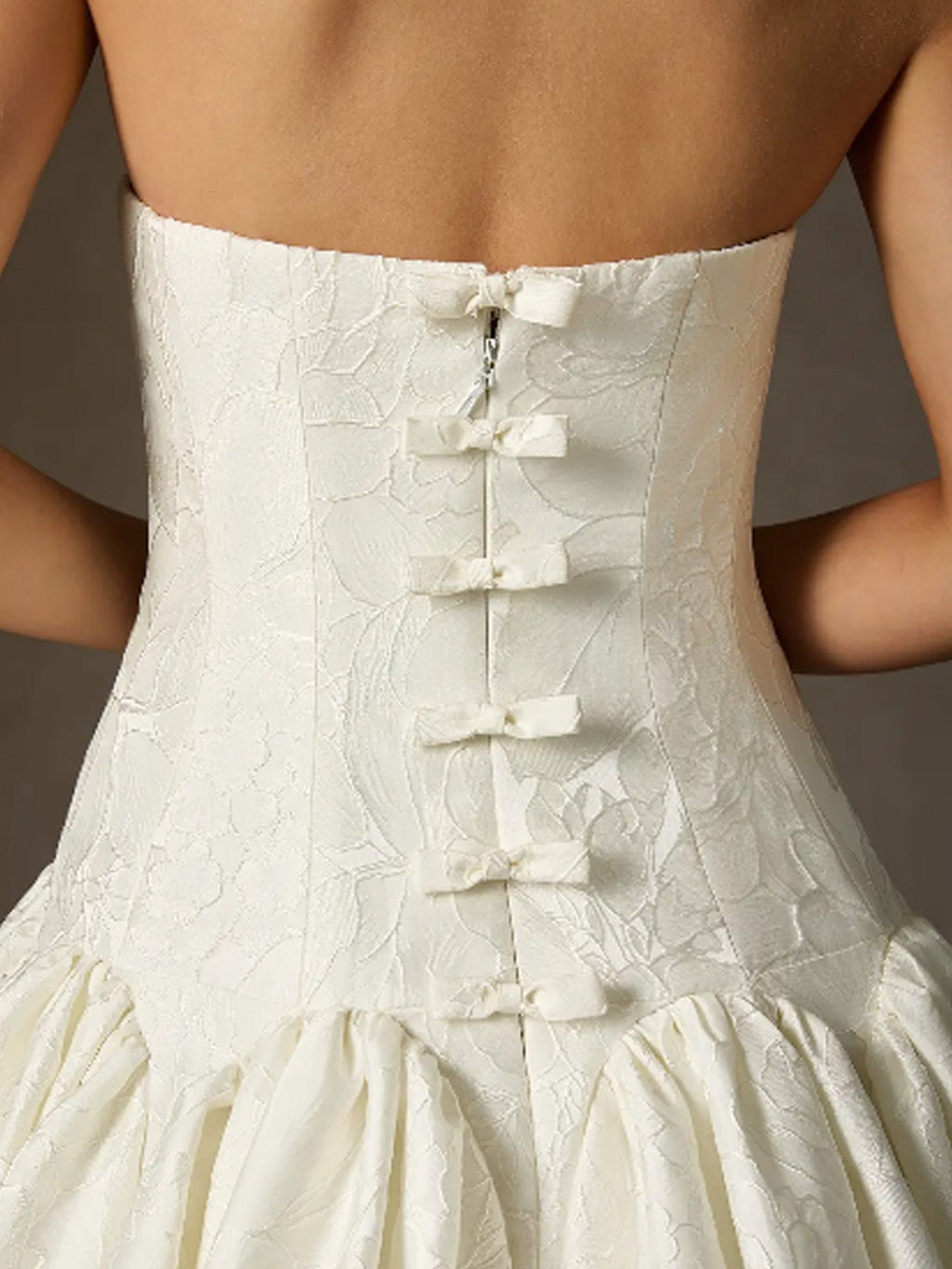 Abito da sposa a gonna ampia bianco senza spalline in jacquard floreale