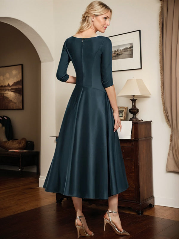 Dunkelmarineblaues A-Linien V-Ausschnitt Tea-Length Mattes Satin Kleid für die Mutter der Braut mit Falten