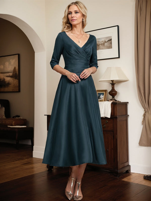 Dunkelmarineblaues A-Linien V-Ausschnitt Tea-Length Mattes Satin Kleid für die Mutter der Braut mit Falten