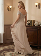 Vestido elegante de madre de la novia en tono topo, tipo columna, sin hombros y con encaje