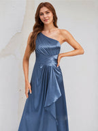 Vestido longo de cetim em linha A, um ombro só e sem mangas com fenda