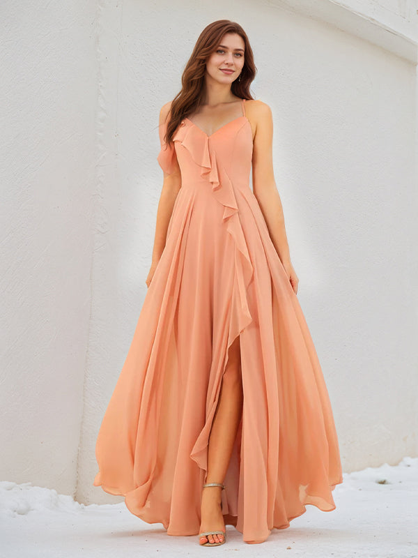 Vestido longo laranja de chiffon com alças finas, sem mangas e fenda alta