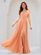 Vestido longo laranja de chiffon com alças finas, sem mangas e fenda alta