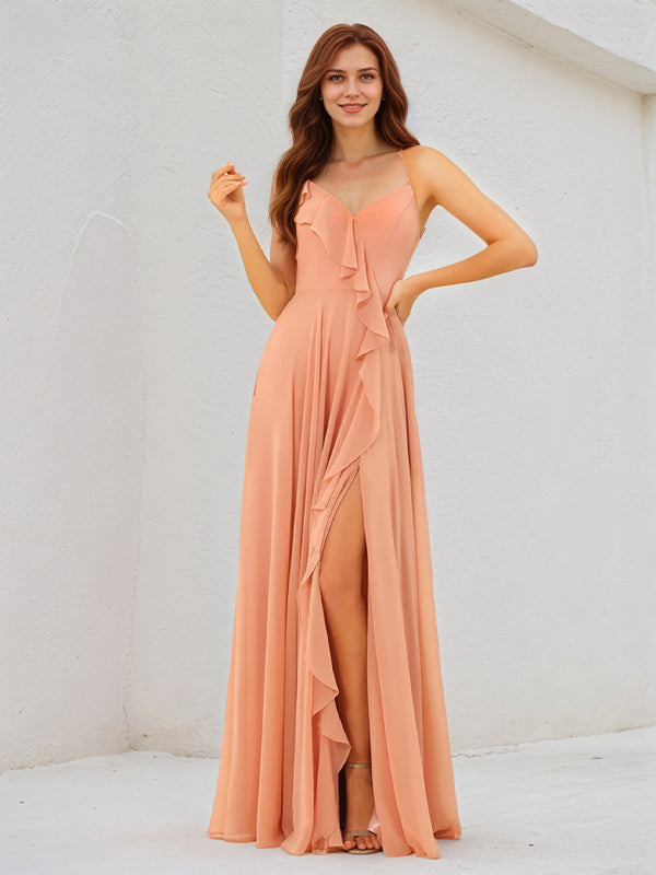 Vestido longo laranja de chiffon com alças finas, sem mangas e fenda alta