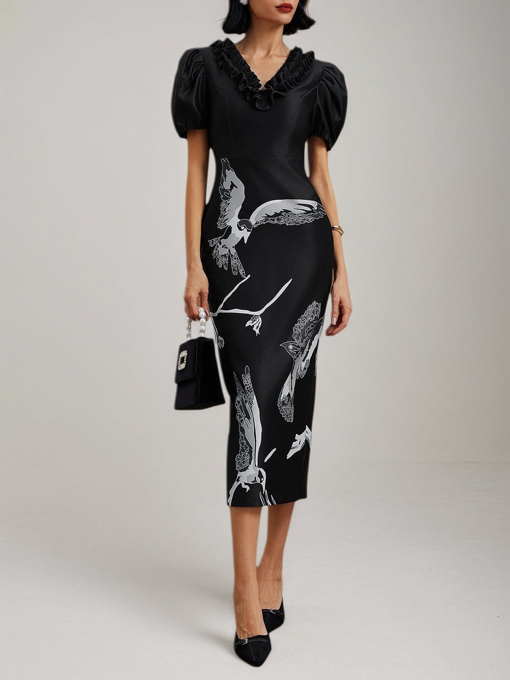 Vestido midi preto com pregas, decote em V e mangas bufantes