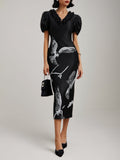 Vestido midi preto com pregas, decote em V e mangas bufantes
