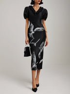 Vestido midi preto com pregas, decote em V e mangas bufantes