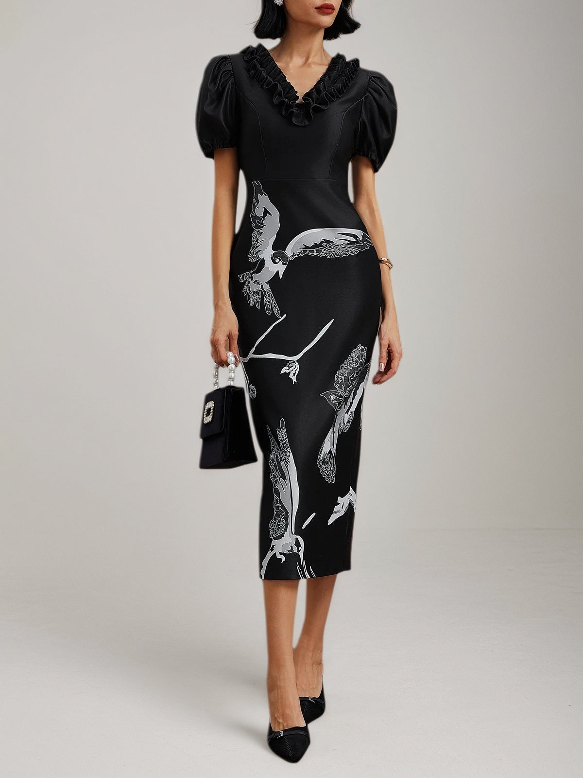 Vestido midi preto com pregas, decote em V e mangas bufantes