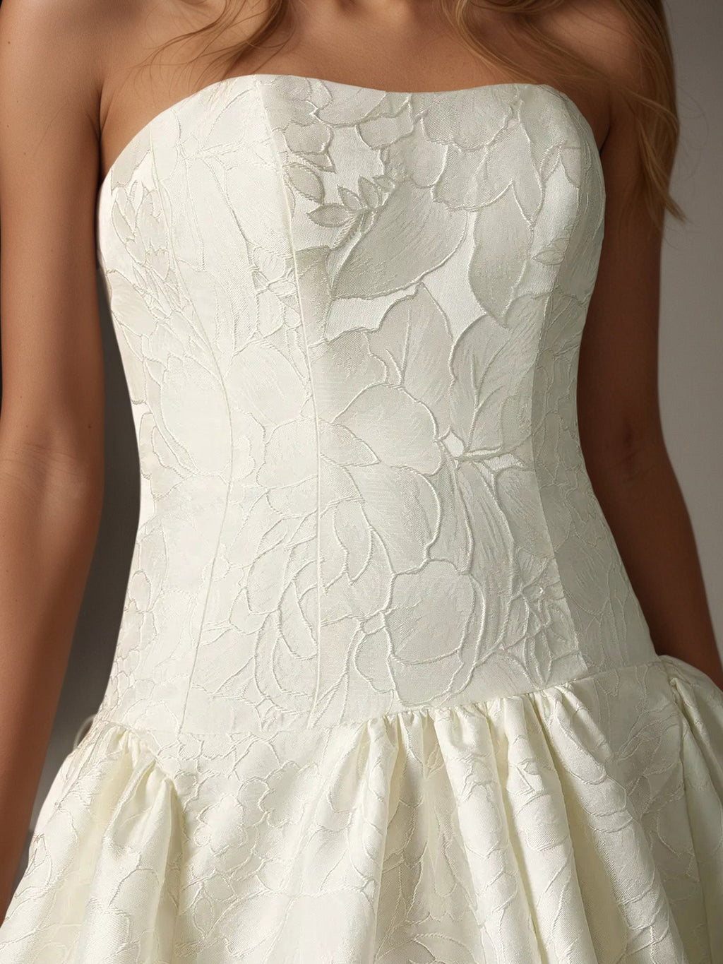 Abito da sposa a gonna ampia bianco senza spalline in jacquard floreale