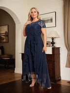 Vestido de mãe da noiva em chiffon assimétrico com decote redondo, ilusão, renda, laço, babados e lantejoulas em corte evasê