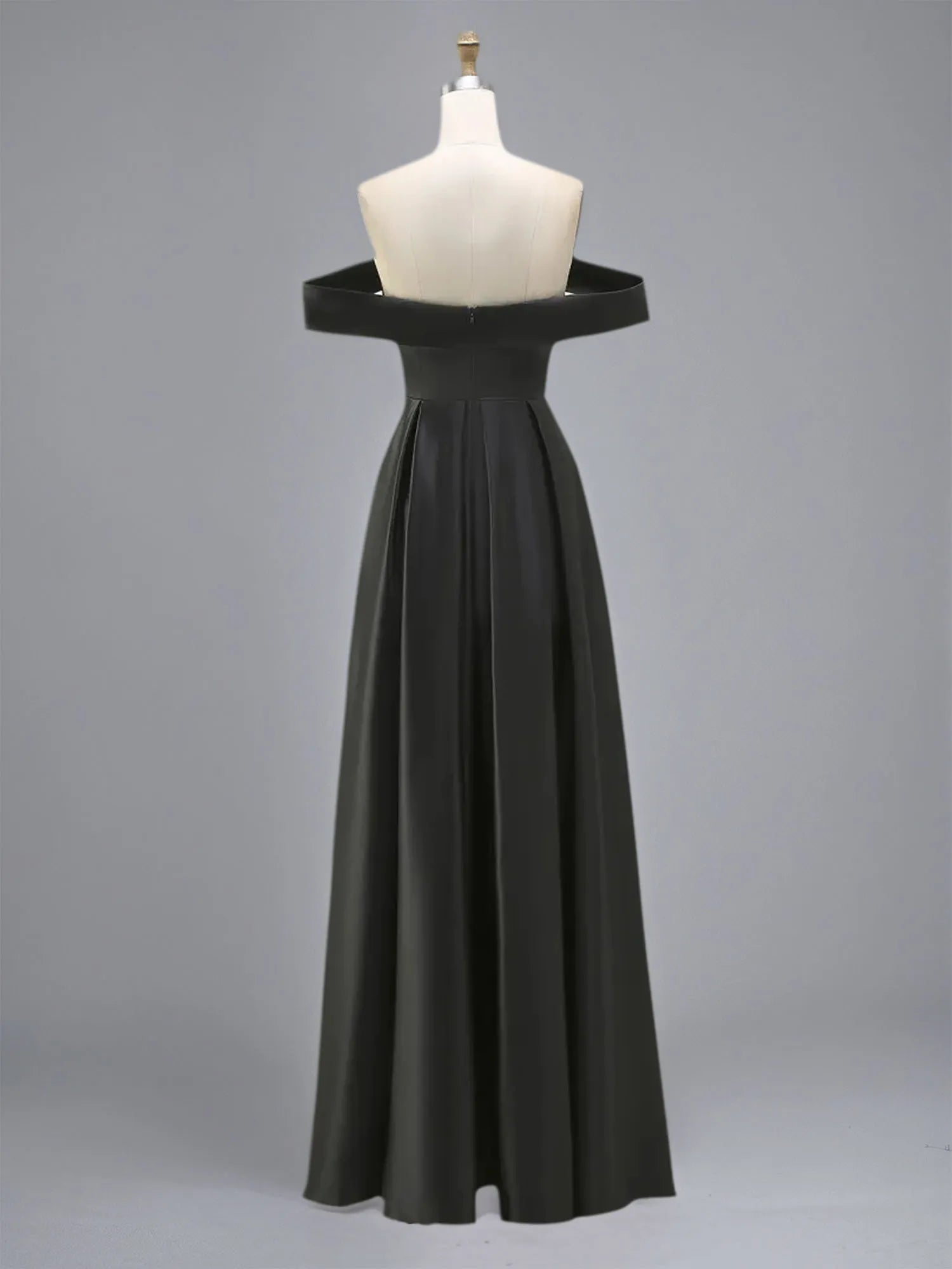 Vestido formal de satén corte en A con escote off-the-shoulder y abertura maxi
