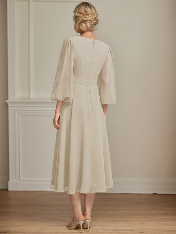 Vestido para mãe da noiva em linha A, comprimento chá, chiffon com decote redondo, broche de cristal e plissado