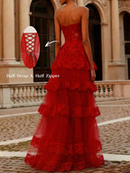 Vestido longo de baile tomara que caia com corpete de renda em camadas e saia de tule vermelha corte evasê