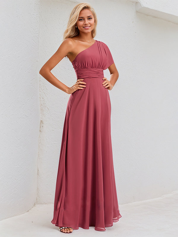 Vestido largo de dama de honor de gasa color canela con línea A, un hombro y mangas cortas