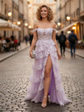 Vestido de baile com corpete, corte A, decote ombro a ombro, aplicações em renda e tule, com fenda