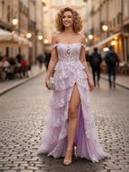 Vestido de baile com corpete, corte A, decote ombro a ombro, aplicações em renda e tule, com fenda