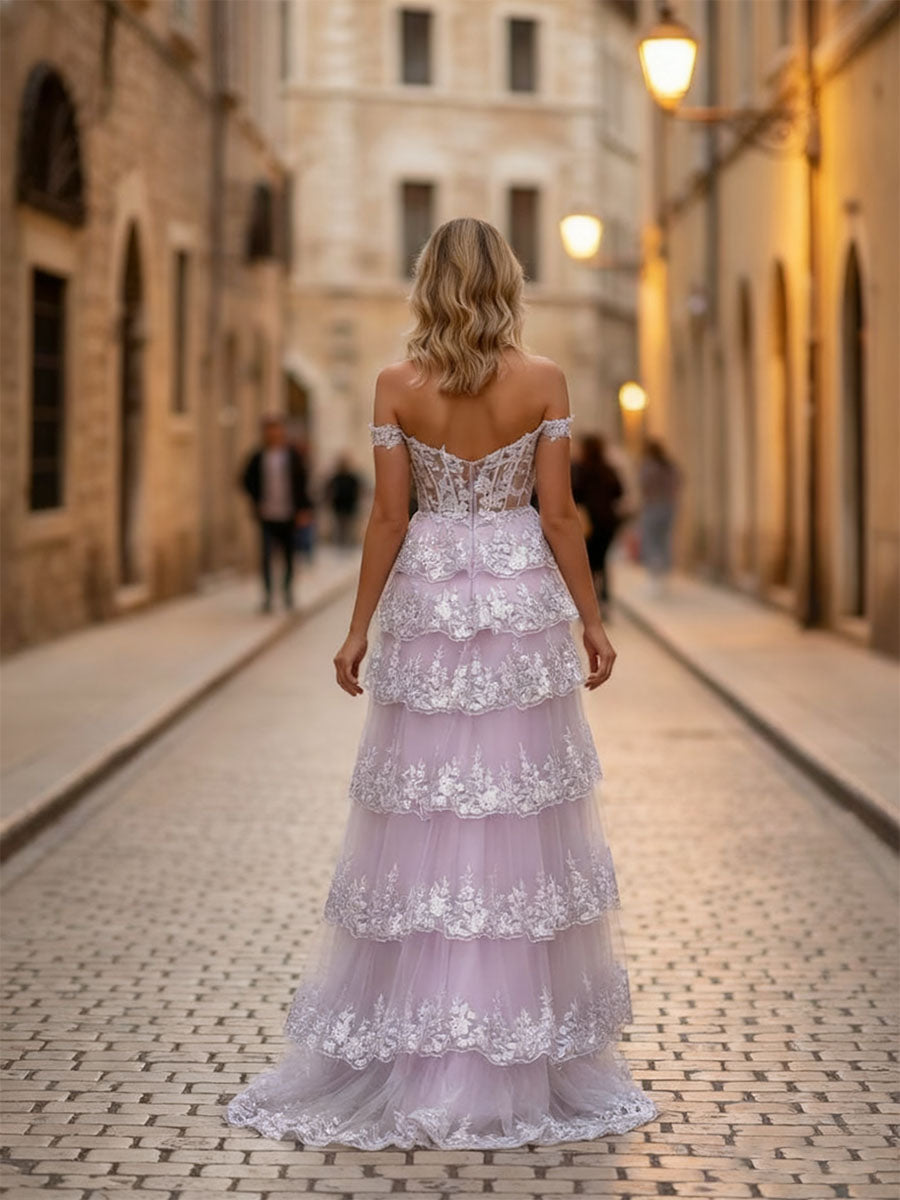 Vestido de baile com corpete, corte A, decote ombro a ombro, aplicações em renda e tule, com fenda