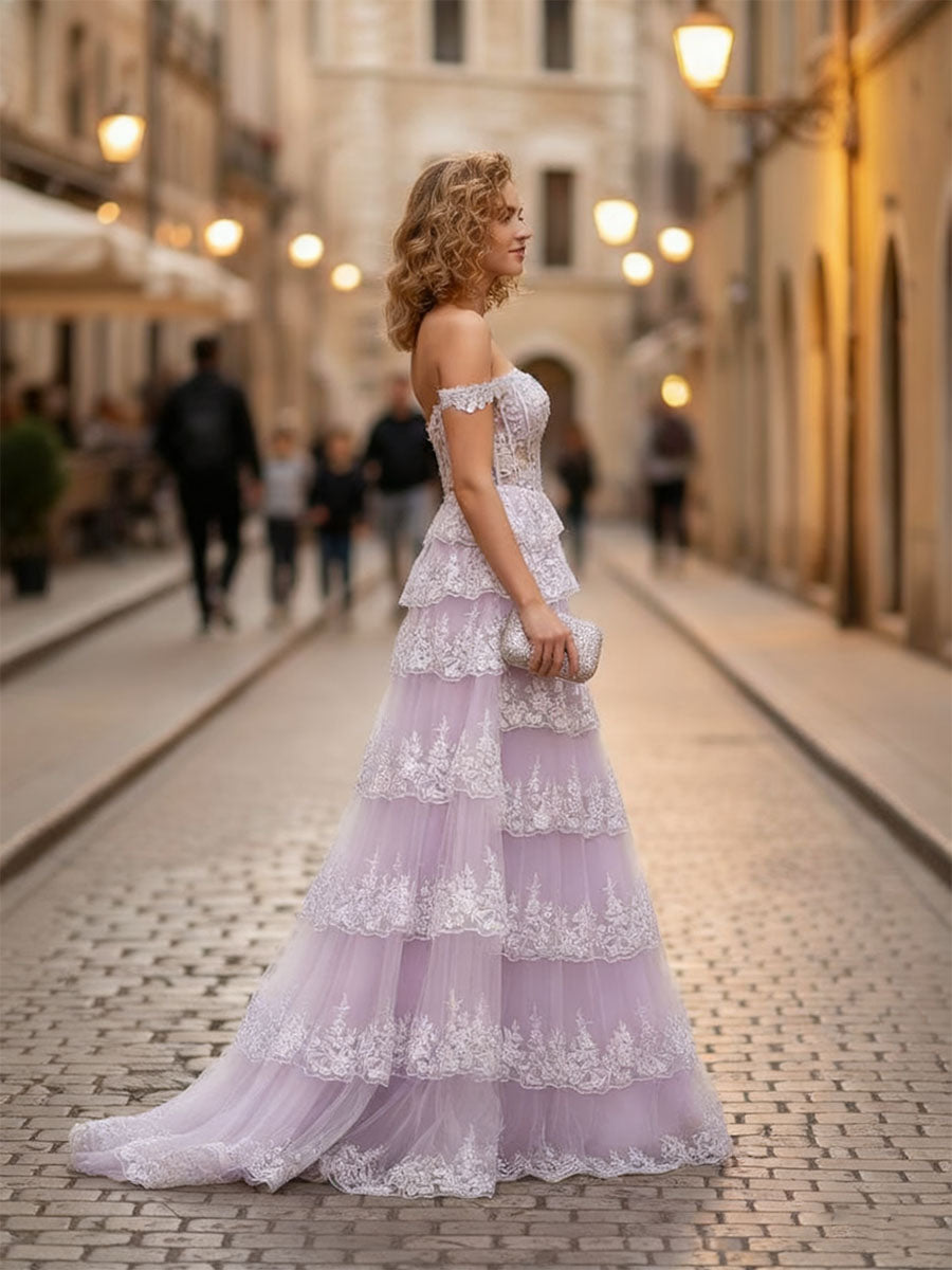 Vestido de baile com corpete, corte A, decote ombro a ombro, aplicações em renda e tule, com fenda