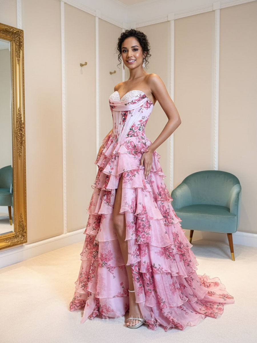 Robe de bal longue ligne A bustier sweetheart imprimé en tulle à étages avec fente
