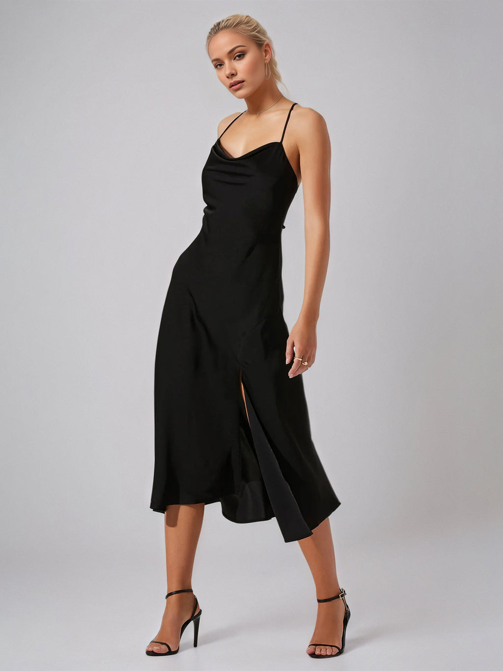 Abito a linea ad A in chiffon nero con spalline sottili e lunghezza tea senza maniche