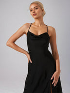 Abito a linea ad A in chiffon nero con spalline sottili e lunghezza tea senza maniche